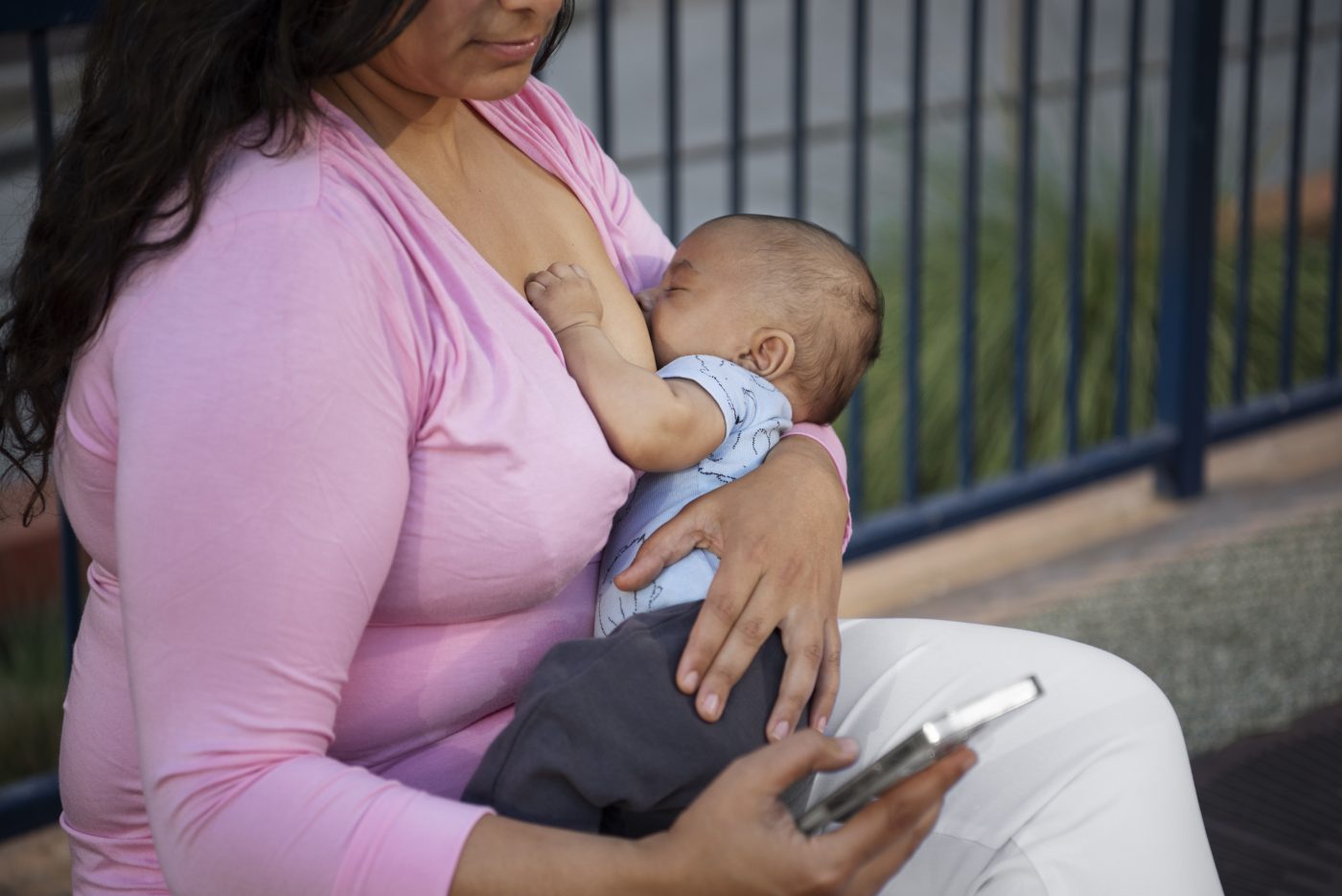Mulher amamentando seu filho